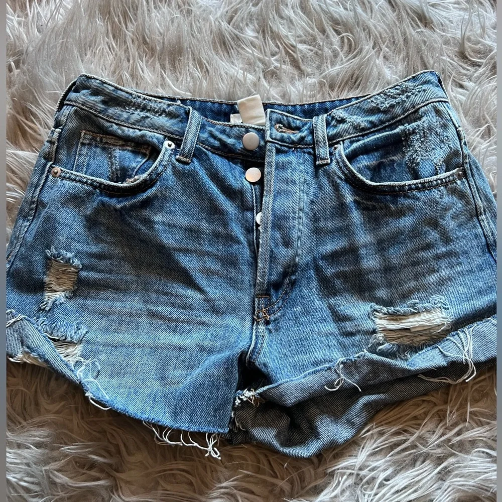 H&M jean shorts size 6. Never worn. - Picture 1 of 3